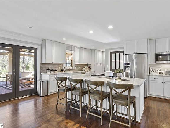 3rd image of 125 Meadow Wood Dr