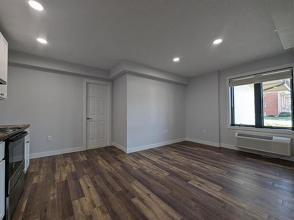 2nd image of 413 Jefferson St #14