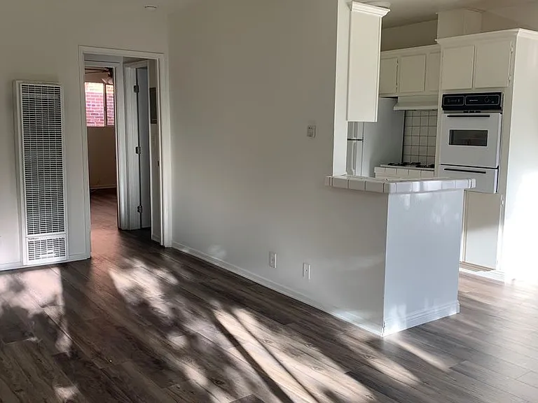 Hollywood Villa Apts. — Photo 10