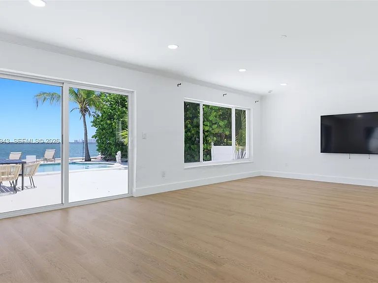 1510 S Treasure Dr — Photo 15