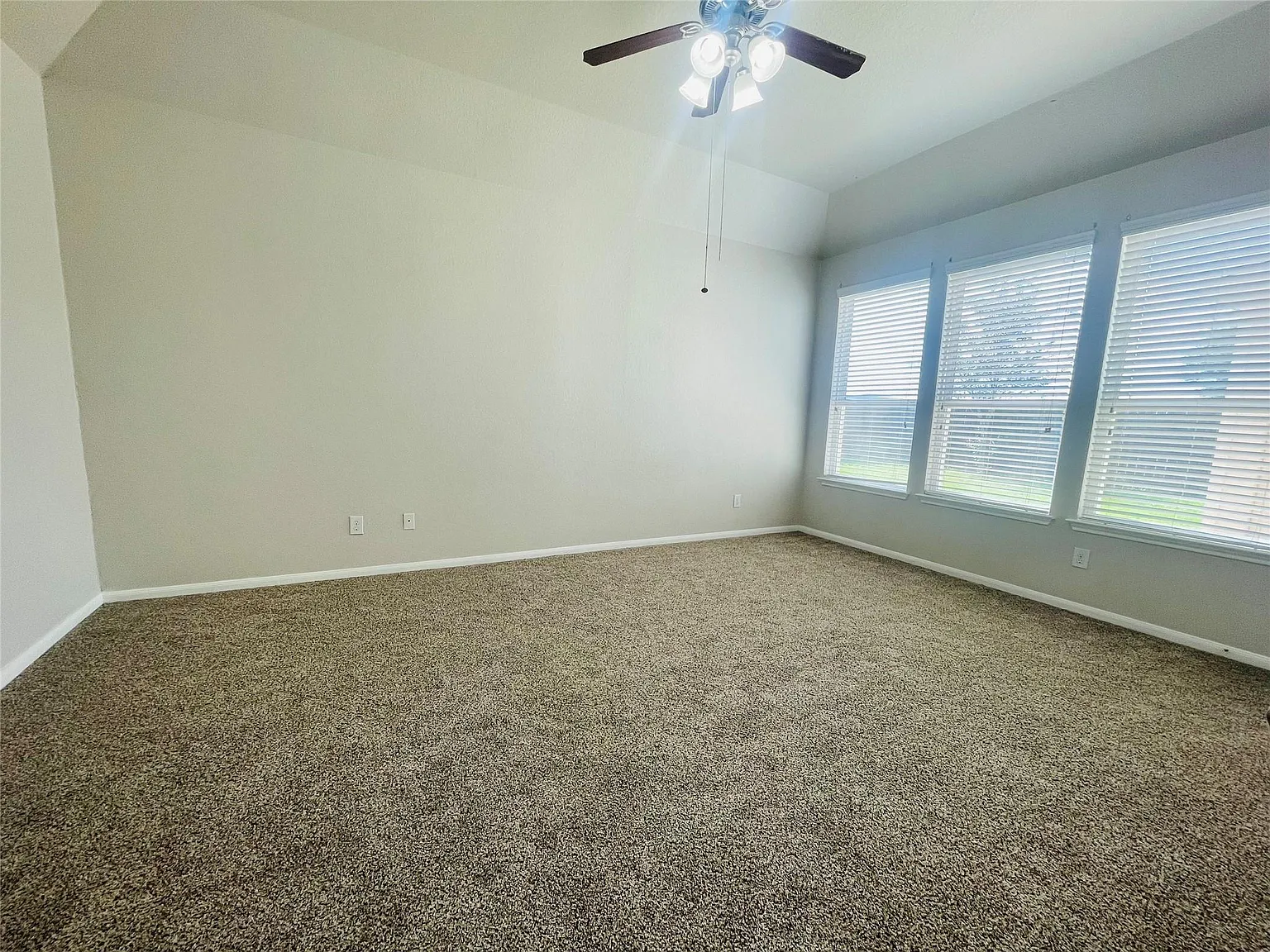 4 bed, 2.0 bath, 2247 sqft, $2,200 — Photo 3