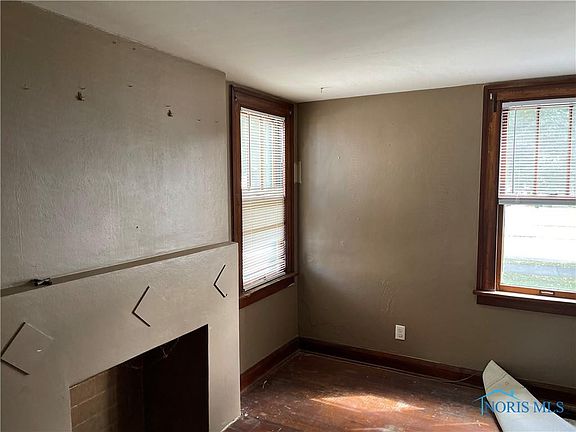 4th image of 924 W Gramercy Ave