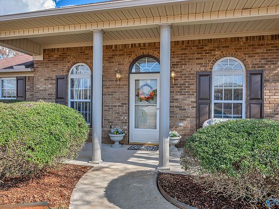 4th image of 109 Rain Oak Dr
