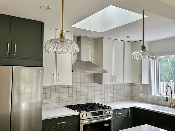 3rd image of 508 W Lonnquist Blvd