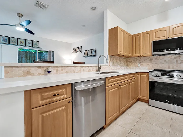 1743 NE 4th Ave #F4 — Photo 4