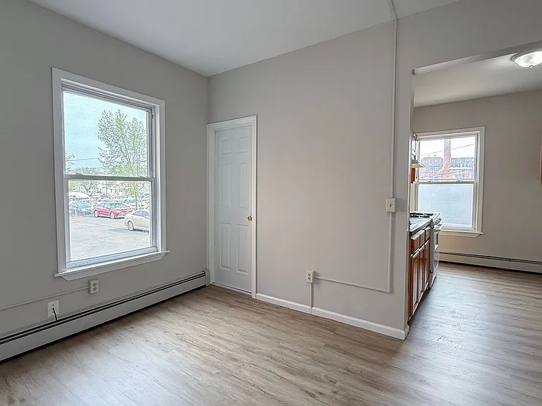 291 Buckingham St / Luca Investments LLC — Photo 10