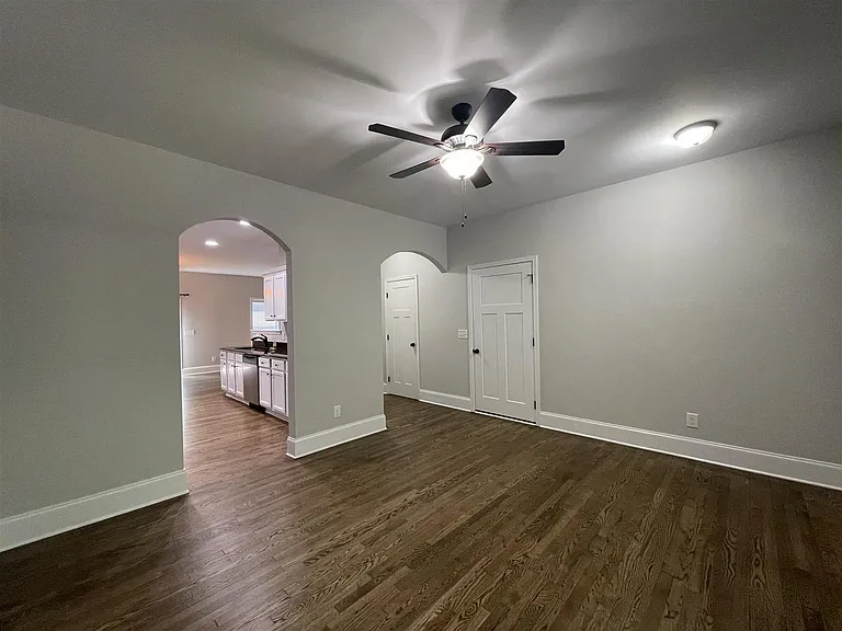 80 Lakeview Dr E — Photo 4