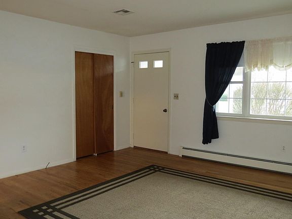 2nd image of 1024 Edgebrook Dr E