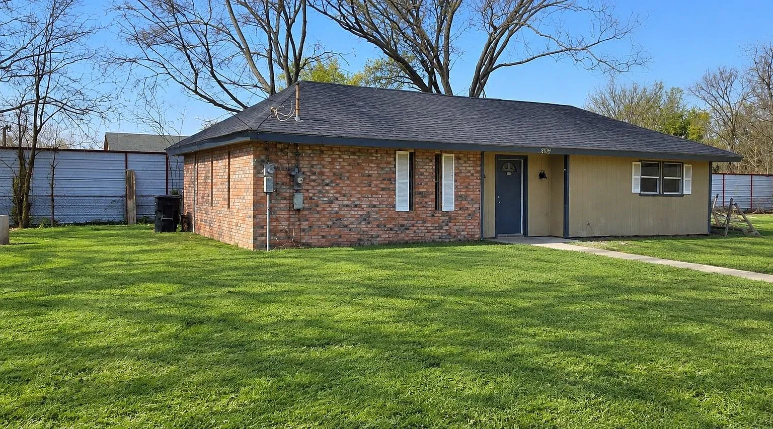 2 bed, 1.0 bath, 1800 sqft, $1,200 — Photo 2
