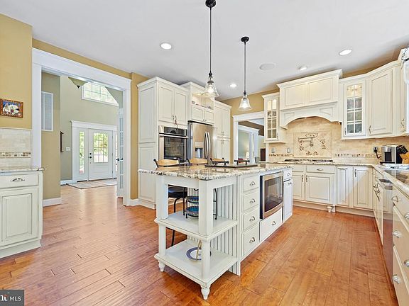 5th image of 153 Longfellow Dr