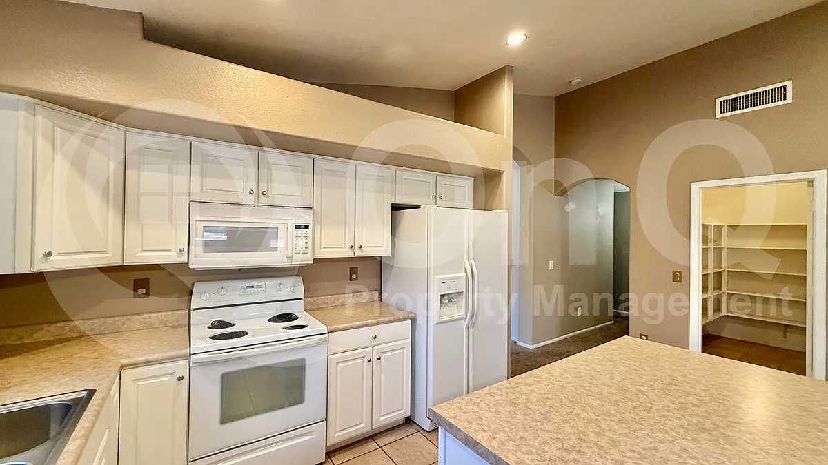 3 bed, 2.0 bath, 2311 sqft, $1,799 — Photo 4