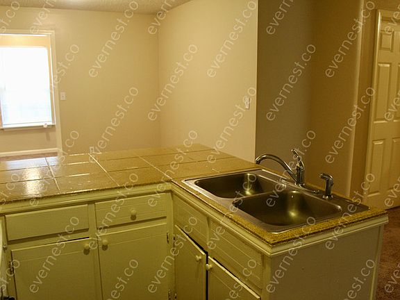 4th image of 1000 N Red St APT 7