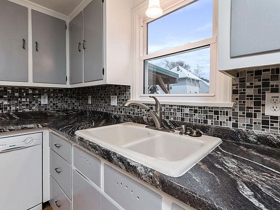 Has a Mini Dishwasher :)