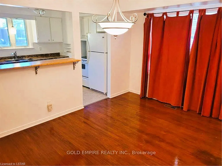 107 Harding Cres — Photo 7