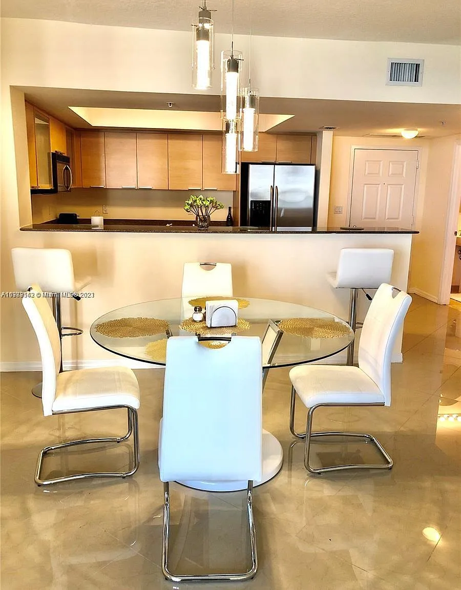 La Perla Condo — Photo 4
