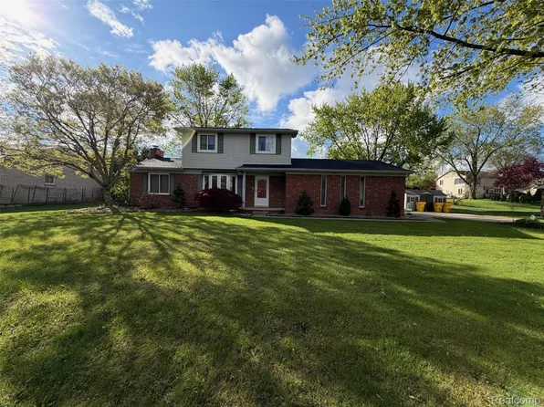 9739 Waterway Dr, Grosse Ile, MI 48138