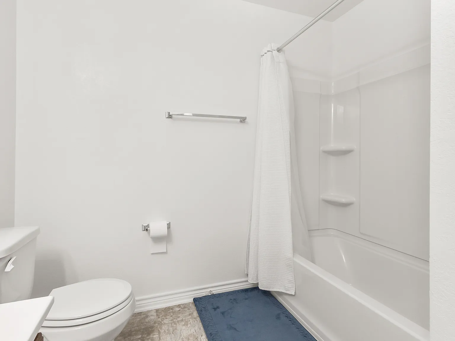 3 bed, 2.5 bath, 2211 sqft, $1,999 — Photo 4
