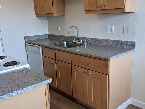 3rd image of 215 Willow Ave #4