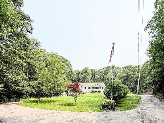 4th image of 552 Main St