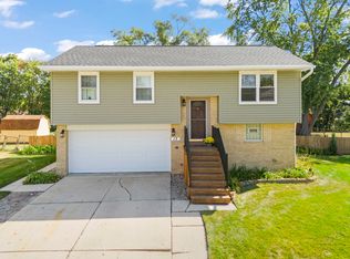 13 S Victoria Ln, Streamwood, IL 60107