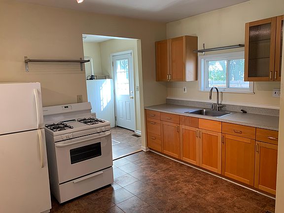 5th image of 630 Rosewood St