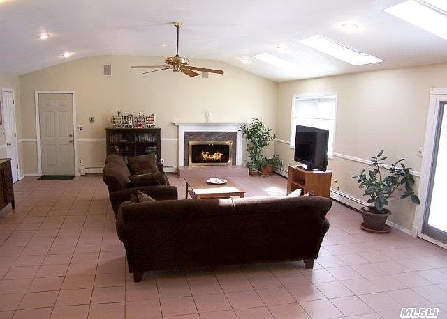 1st image of 17 Mander Ln