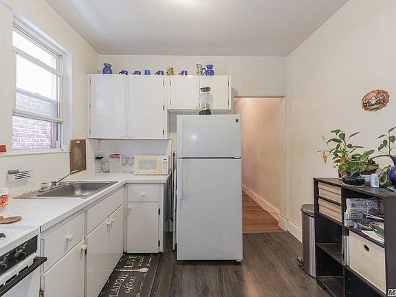 3rd image of 10226 Jamaica Ave