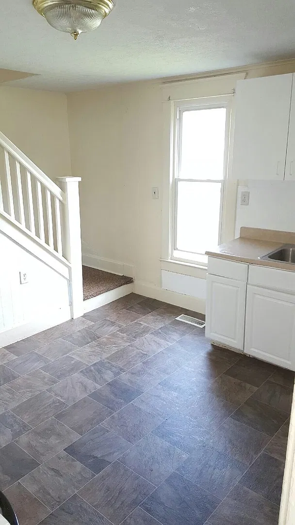 3 bedrooms 1 bath — Photo 4