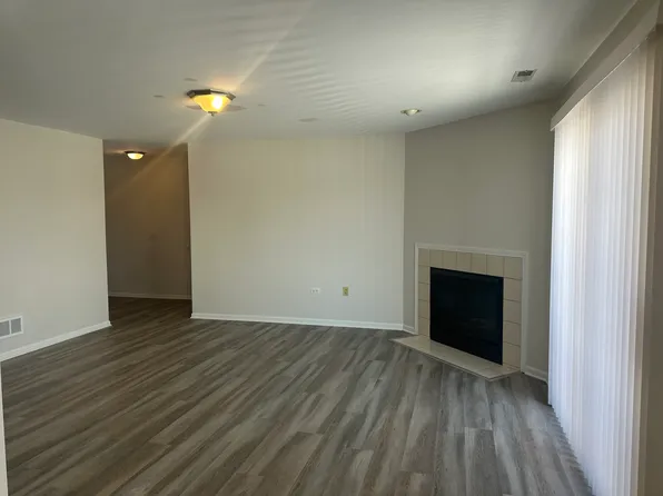 549 Central Parkway Rd APT H, Woodstock, IL 60098