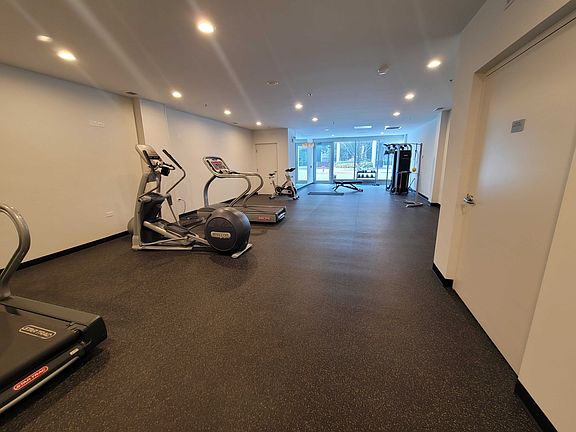 4th image of 847 N Larrabee St #402