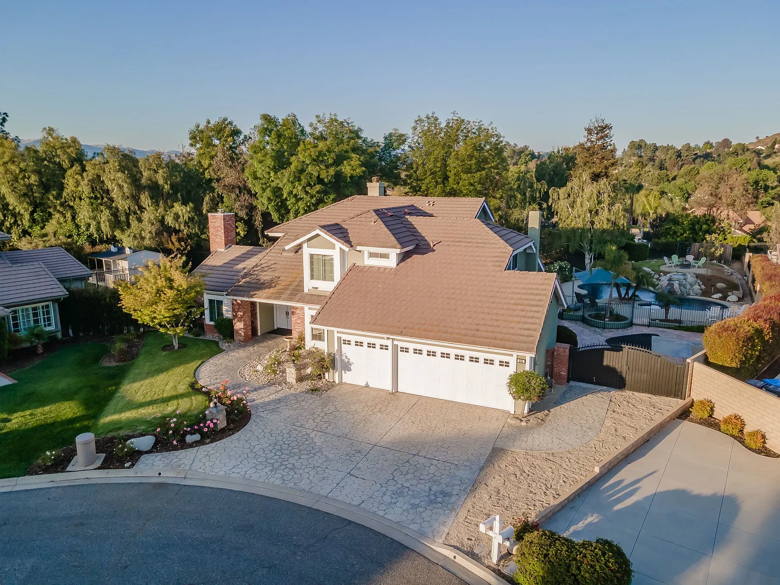 5 bed, 2800 sqft, $8,900 — Photo 4