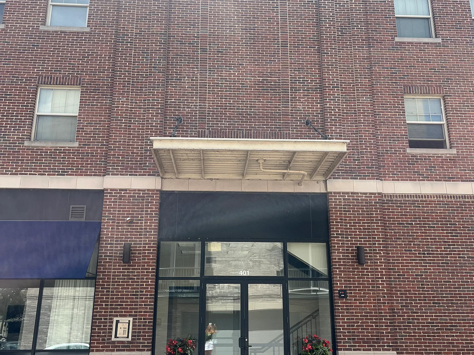 401 S 1st St — Photo 2