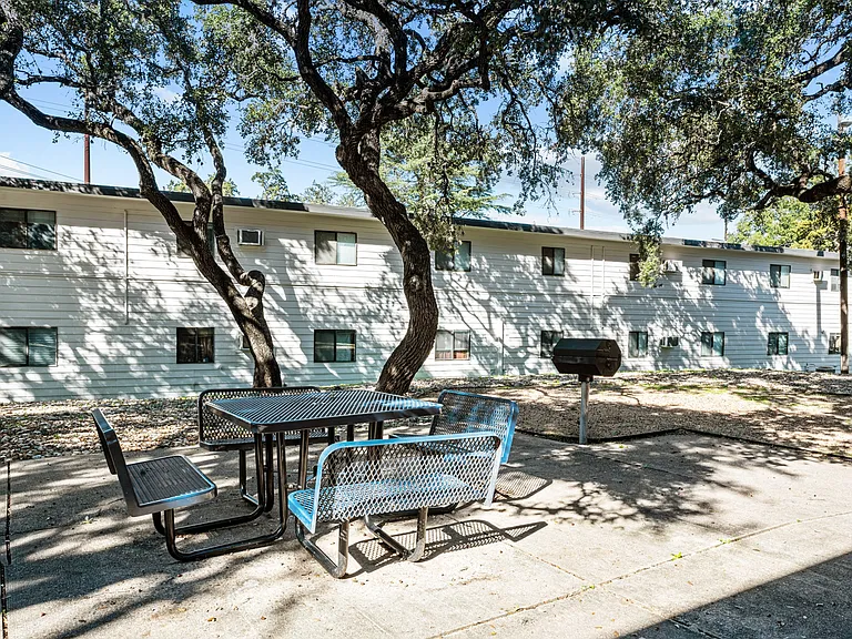 Tambaleo Apartments — Photo 33