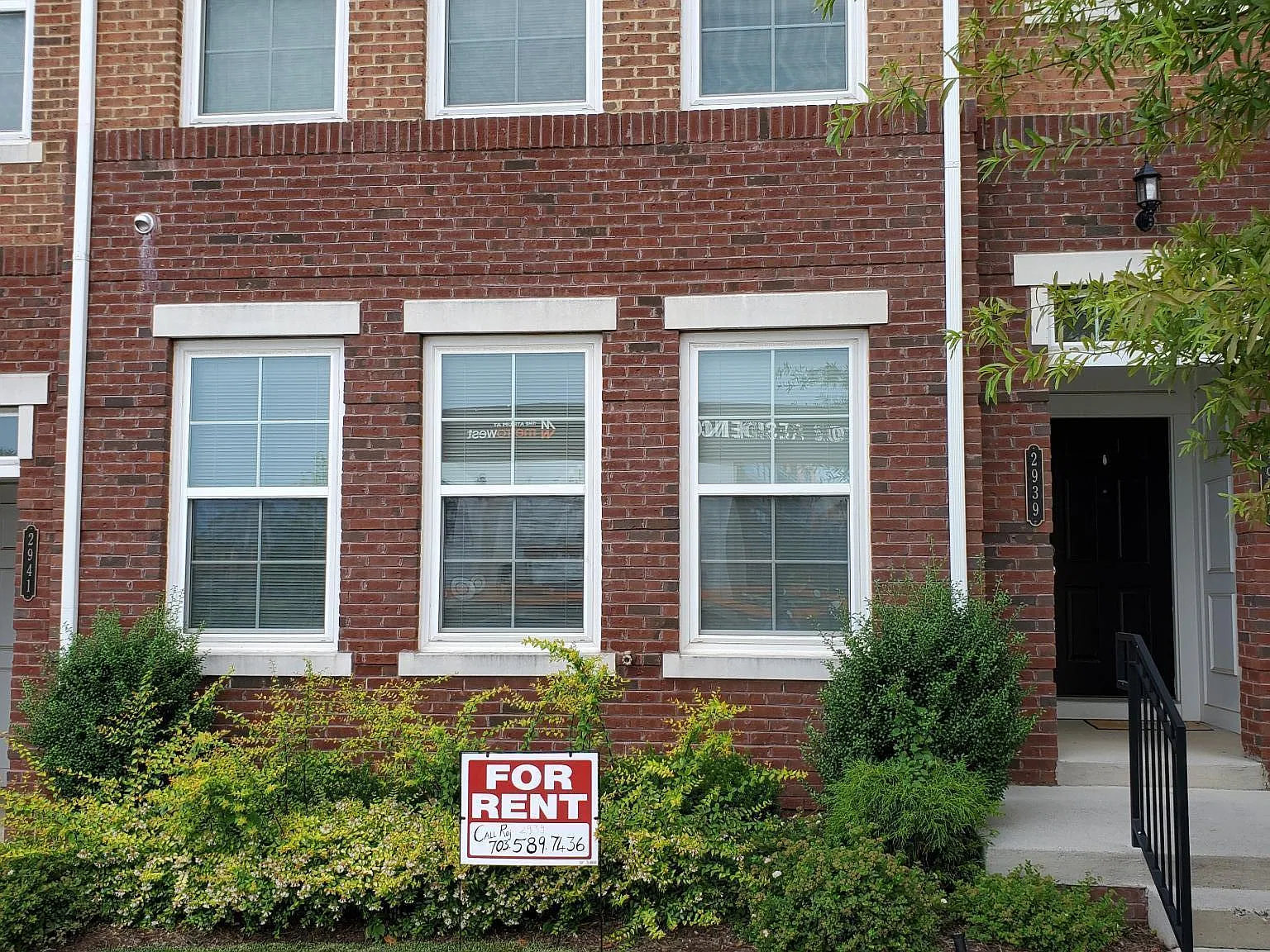 3 bed, 2.5 bath, 1418 sqft, $3,200 — Photo 2
