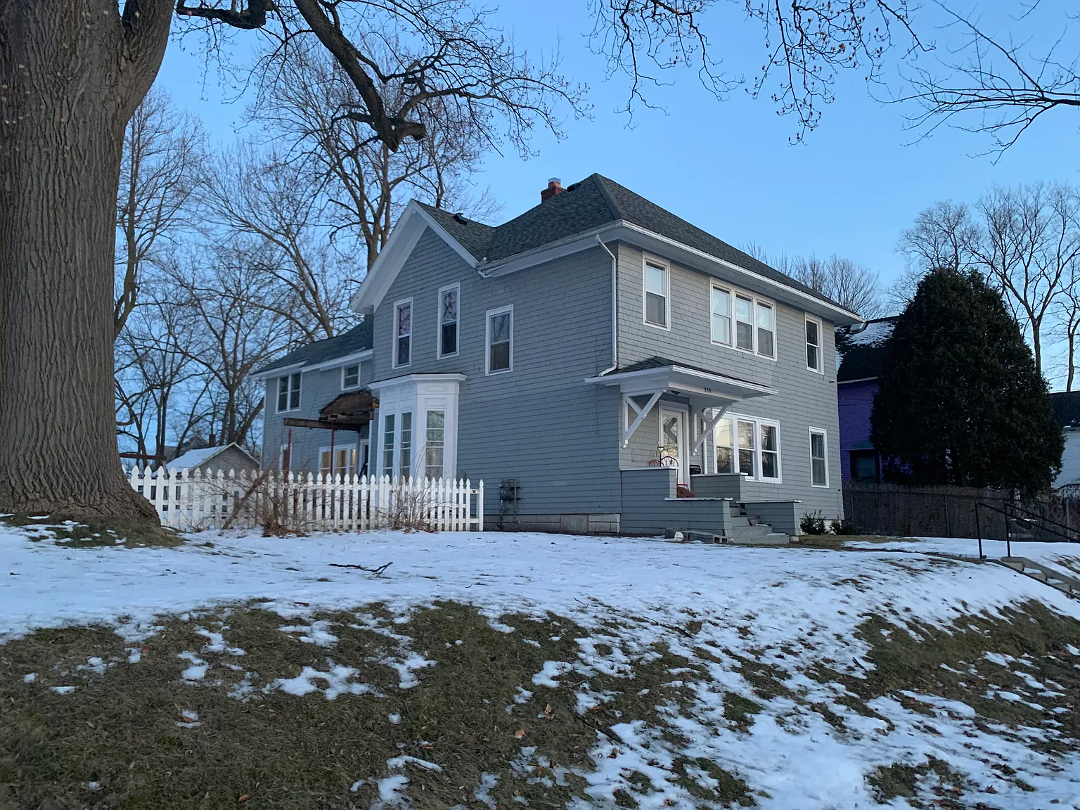 939 Maple Ave photo 1