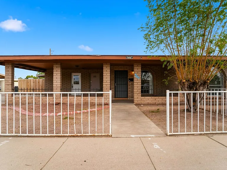 545 E Brown Rd — Photo 1