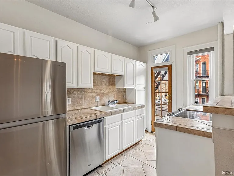 1376 N Pearl St #210 — Photo 3