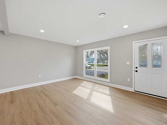 4th image of 327 Fremont Ave