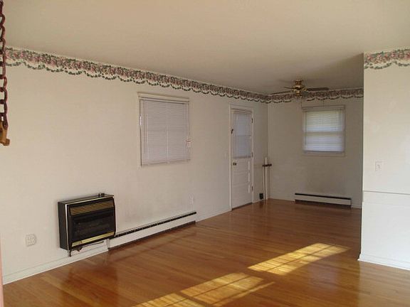 3rd image of 210 Circle Dr