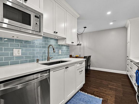 3rd image of 150 E 5th St #205