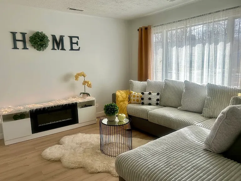 1420 Seminole Dr — Photo 2