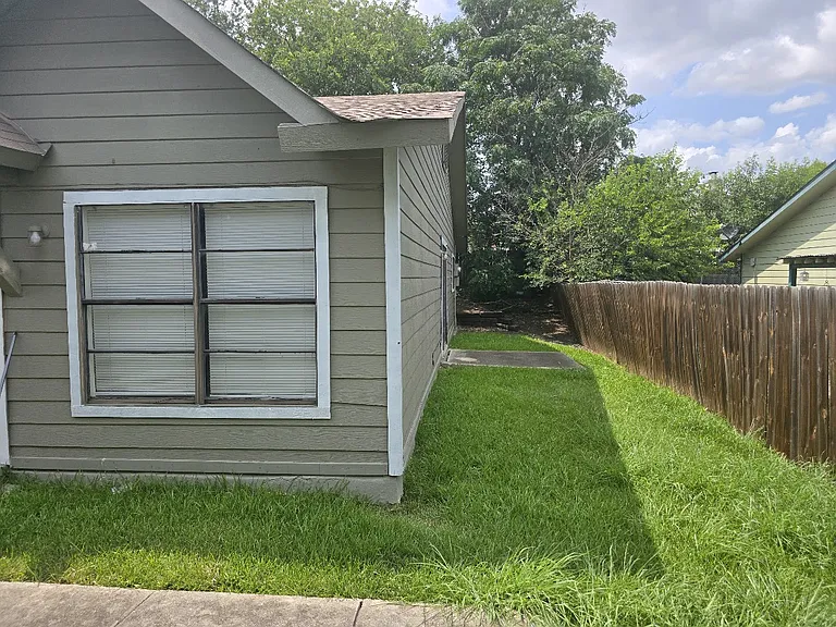 7906 Falcon Ridge Dr — Photo 2