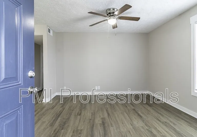 136 Kingsridge Dr — Photo 1
