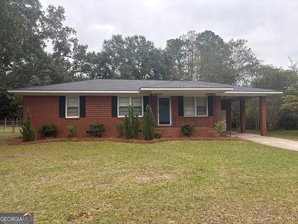 1605 Roberson St