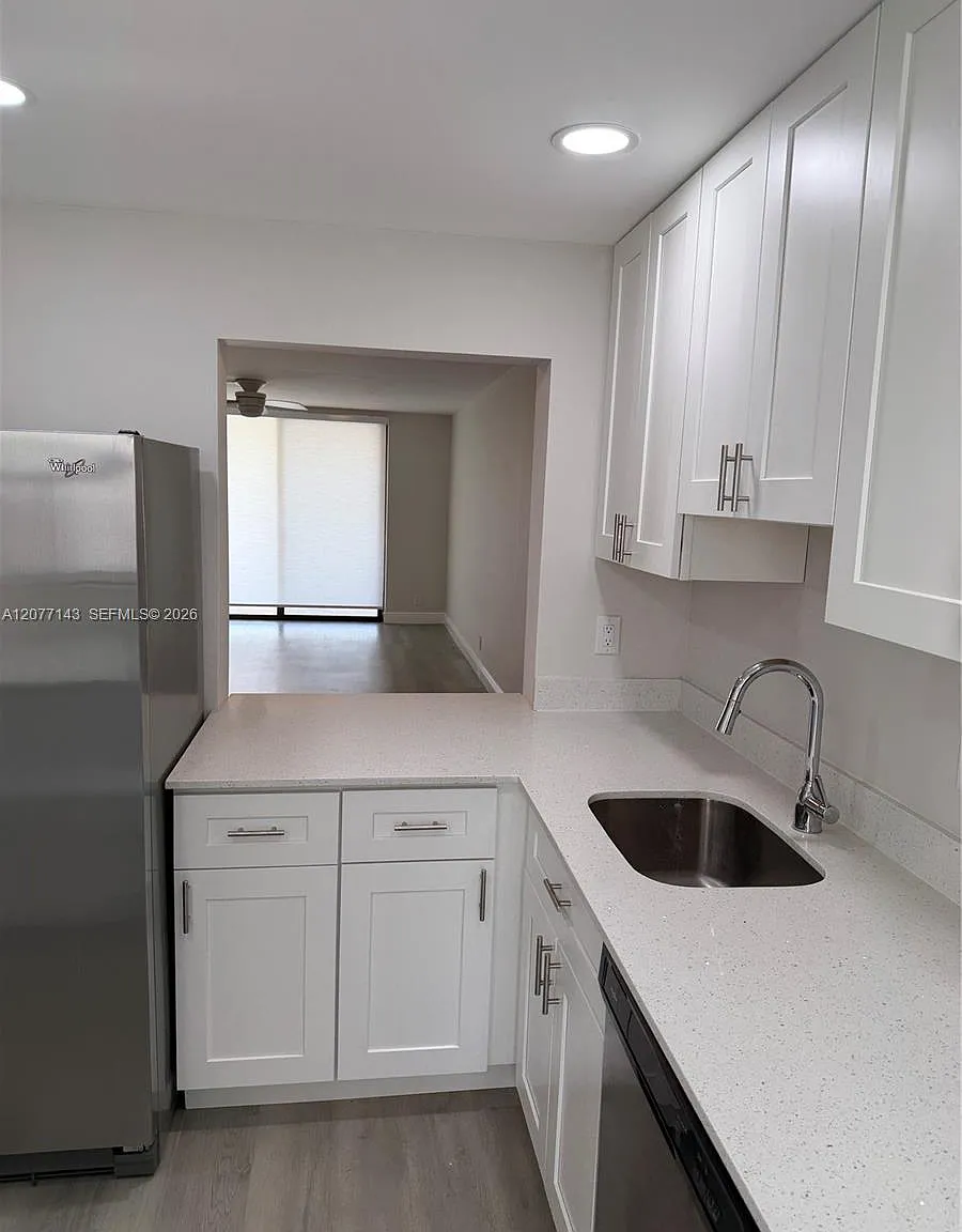 Gabriel Towers Condo — Photo 2