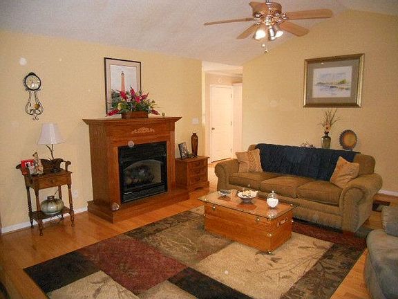 3rd image of 606 Court Side Dr