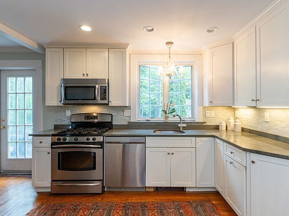4th image of 6 Willow St