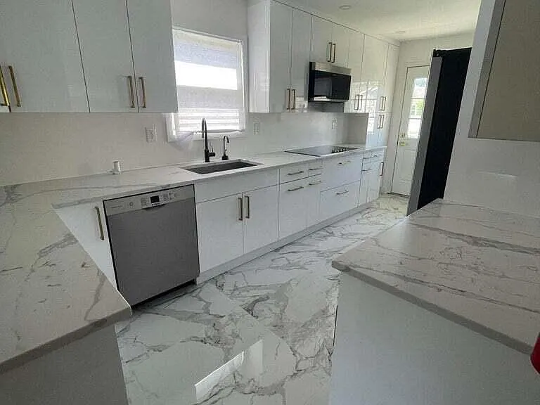 1202 Thomas Ave — Photo 1