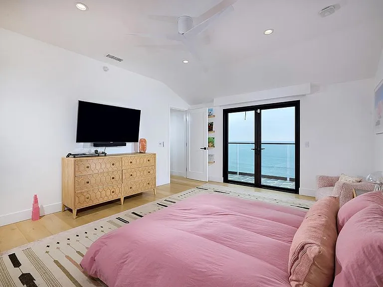 1472 Neptune Ave — Photo 15