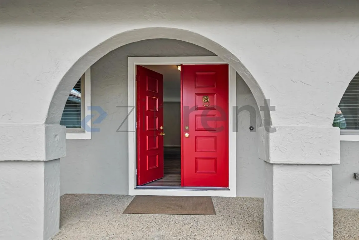 5 bed, 2.5 bath, 2352 sqft, $5,995 — Photo 3